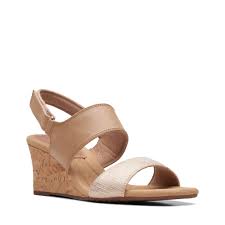 Clarks 'Kyarra Faye' Sandal-Warm Beige D